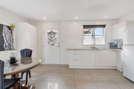 Photo of property in 19 Seymour Road, Sunnyvale, Auckland, 0612