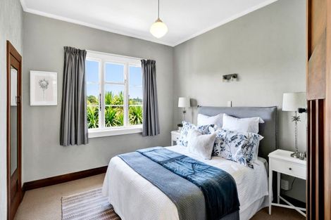 Photo of property in 32 Victoria Road, New Plymouth, 4310