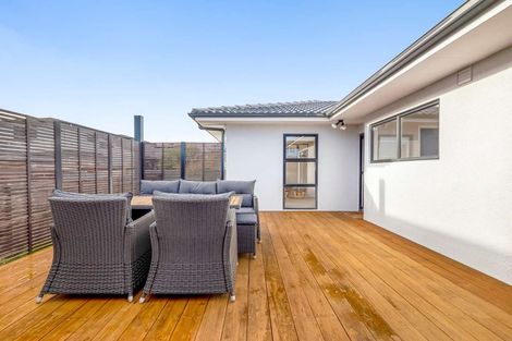 Photo of property in 2 Laura Street, Kelston, Auckland, 0602