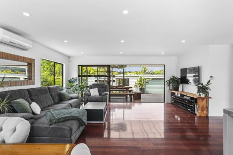 Photo of property in 76 Shaw Road, Oratia, Auckland, 0604