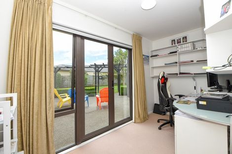 Photo of property in 8 Daffodil Grove, Carterton, 5713