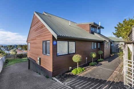 Photo of property in 52 Waiora Road, Stanmore Bay, Whangaparaoa, 0932