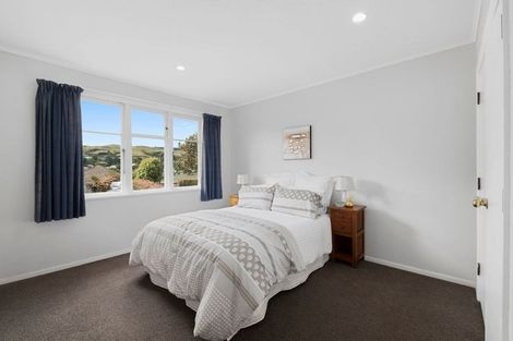 Photo of property in 16 Kereru Bend, Tawa, Wellington, 5028