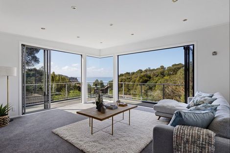 Photo of property in 41 Laingholm Drive, Laingholm, Auckland, 0604