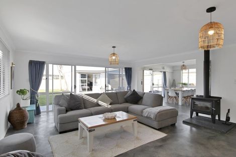 Photo of property in 35 Thomas Place, Foxton Beach, Foxton, 4815