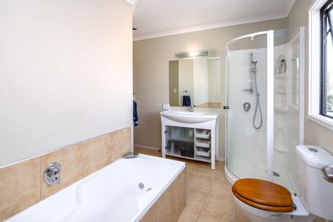 Photo of property in 106 Pacific Drive, Fitzherbert, Palmerston North, 4410