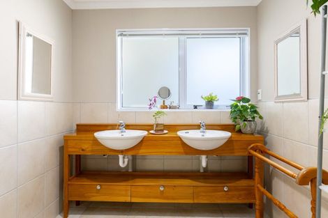 Photo of property in 40-42 Waikawa Road, Picton, 7220