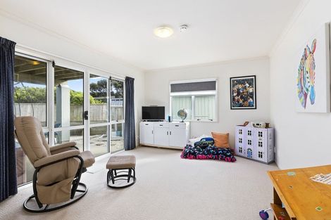 Photo of property in 8 Bennett Grove, Newlands, Wellington, 6037