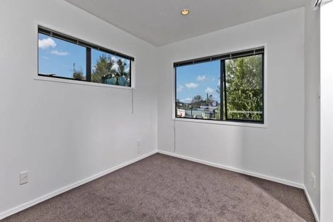 Photo of property in 1/5 Kilham Avenue, Northcote, Auckland, 0627