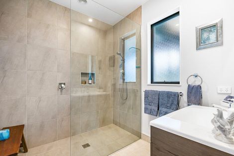 Photo of property in 18 Awanui Crescent, Matakana, 0985