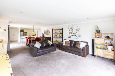 Photo of property in 21 Pempsey Street, Silverstream, Upper Hutt, 5019