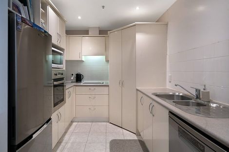 Photo of property in 2i/175 Hurstmere Road, Takapuna, Auckland, 0622