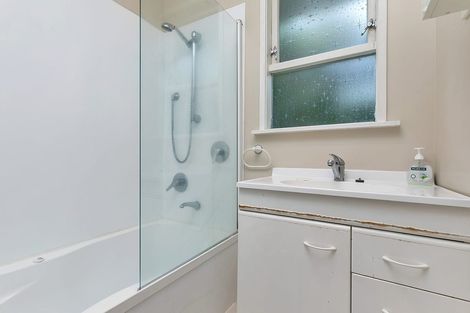 Photo of property in 1/5 Mchardy Place, Glenfield, Auckland, 0627