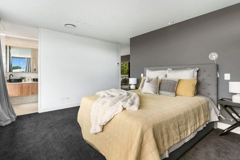 Photo of property in 49 Saint Andrews Square, Strowan, Christchurch, 8052