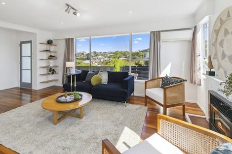 Photo of property in 27 Brooker Grove, Newlands, Wellington, 6037