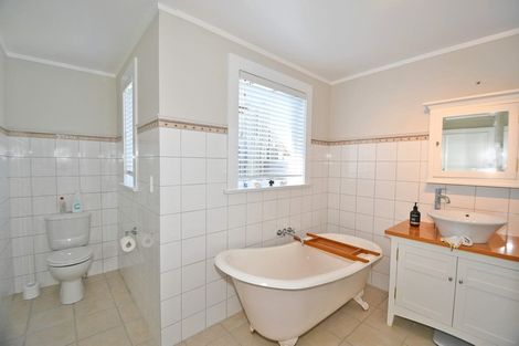 Photo of property in 1 Penguin Street, Leigh, 0985