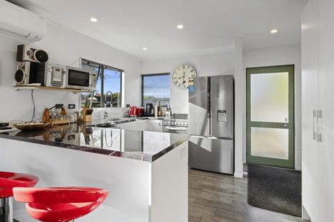 Photo of property in 142 Seaview Road, Westown, New Plymouth, 4310