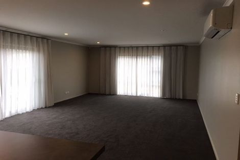 Photo of property in 35 Syd Grant Crescent, Orewa, 0931