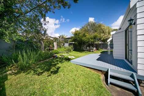 Photo of property in 2/11 Cairngorm Place, Highland Park, Auckland, 2010