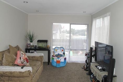 Photo of property in 2/11 Etherton Drive, Weymouth, Auckland, 2103