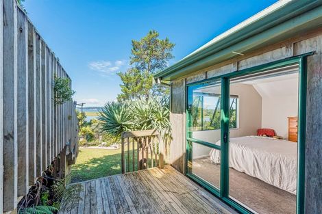 Photo of property in 215 West Harbour Drive, West Harbour, Auckland, 0618