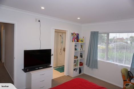Photo of property in 27a Kirrie Avenue, Te Atatu South, Auckland, 0610