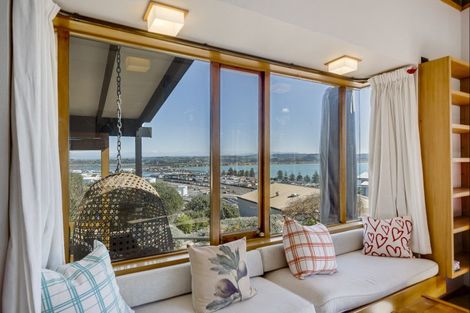 Photo of property in 34 Roslyn Road, Bluff Hill, Napier, 4110