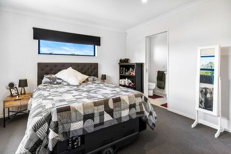 Photo of property in 9a Ballial Place, West Harbour, Auckland, 0618