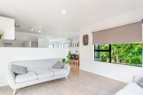 Photo of property in 10 Amery Place, West Harbour, Auckland, 0618