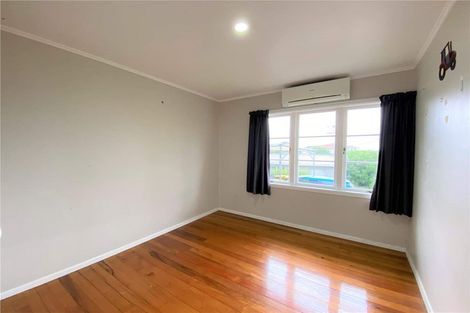Photo of property in 37 Strid Road, Te Atatu South, Auckland, 0610