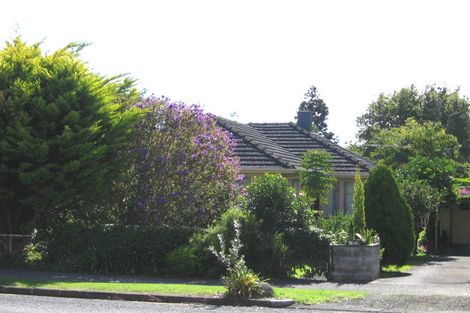 Photo of property in 16 Harbour View Road, Te Atatu Peninsula, Auckland, 0610