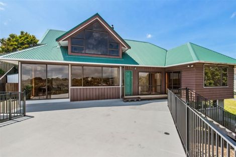 Photo of property in 14 Warrington Grove, Newlands, Wellington, 6037