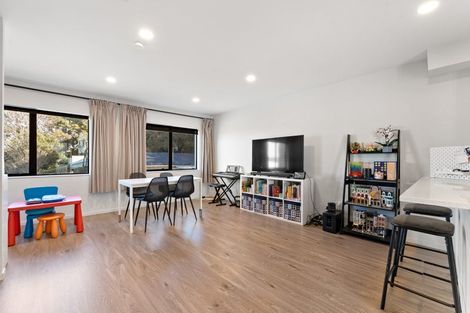 Photo of property in 33b Wairau Road, Forrest Hill, Auckland, 0627