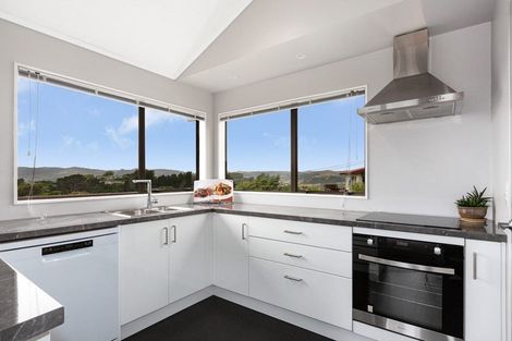 Photo of property in 4 Karoro Place, Paremata, Porirua, 5024