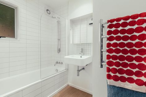 Photo of property in 16 Osmond Lane, Mount Pleasant, Christchurch, 8081