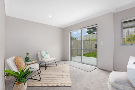 Photo of property in 2 Brindle Way, Newlands, Wellington, 6037