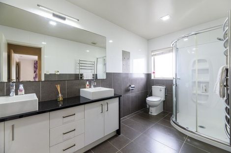 Photo of property in 1 Stow Place, Henderson, Auckland, 0612