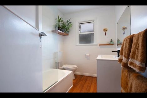 Photo of property in 76 Queenstown Road, Onehunga, Auckland, 1061