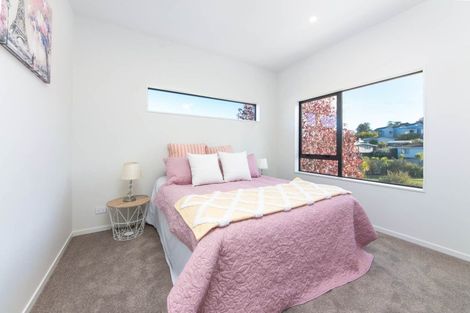 Photo of property in 7a Buisson Glade, West Harbour, Auckland, 0618