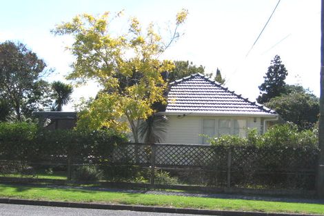 Photo of property in 14 Harbour View Road, Te Atatu Peninsula, Auckland, 0610