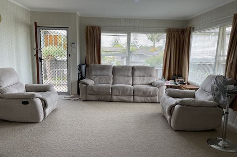 Photo of property in 2/17 Jenelin Road, Glendene, Auckland, 0602