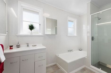 Photo of property in 16 Kereru Bend, Tawa, Wellington, 5028