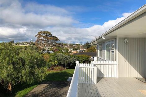 Photo of property in 37 Advene Road, Cockle Bay, Auckland, 2014