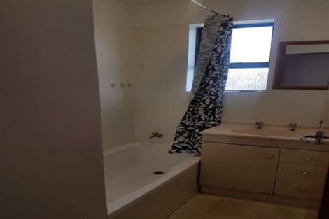 Photo of property in 11 Springside Place, New Lynn, Auckland, 0600