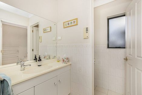 Photo of property in 70 Lothian Brae, Wattle Downs, Auckland, 2103