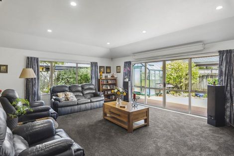 Photo of property in 35 Holcombe Drive, Paraparaumu, 5032