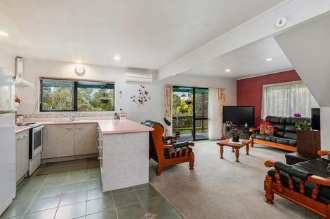 Photo of property in 25 Caspian Close, New Lynn, Auckland, 0600