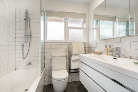 Photo of property in 33 Muir Avenue, Mangere Bridge, Auckland, 2022