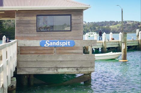 Photo of property in 2 Puriri Place, Sandspit, Warkworth, 0982