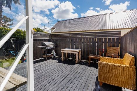 Photo of property in 16 Thomson Street, West End, Palmerston North, 4412